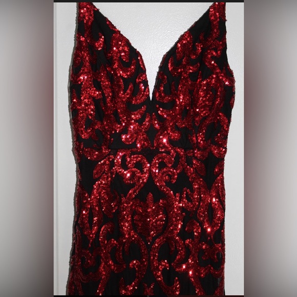 Dresses - Picture 2 of 3